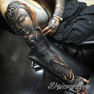 Niesamowite w swojej formie tatuaże-rękawy zajmują cała powierzchnię ramiona i przedramiona. Tworzą jednolitą zdobiącą ciało całość. Taki graficzny rękaw na skórze to tatuaż szczególnie ciekawy w przypadku aktywnych, silnych mężczyzn. 