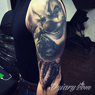 Niesamowite w swojej formie tatuaże-rękawy zajmują cała powierzchnię ramiona i przedramiona. Tworzą jednolitą zdobiącą ciało całość. Taki graficzny rękaw na skórze to tatuaż szczególnie ciekawy w przypadku aktywnych, silnych mężczyzn. 