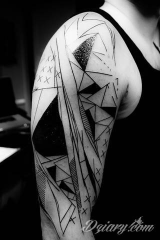 Niesamowite w swojej formie tatuaże-rękawy zajmują cała powierzchnię ramiona i przedramiona. Tworzą jednolitą zdobiącą ciało całość. Taki graficzny rękaw na skórze to tatuaż szczególnie ciekawy w przypadku aktywnych, silnych mężczyzn. 