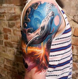 Niesamowite w swojej formie tatuaże-rękawy zajmują cała powierzchnię ramiona i przedramiona. Tworzą jednolitą zdobiącą ciało całość. Taki graficzny rękaw na skórze to tatuaż szczególnie ciekawy w przypadku aktywnych, silnych mężczyzn. 