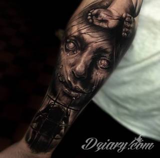 Niesamowite w swojej formie tatuaże-rękawy zajmują cała powierzchnię ramiona i przedramiona. Tworzą jednolitą zdobiącą ciało całość. Taki graficzny rękaw na skórze to tatuaż szczególnie ciekawy w przypadku aktywnych, silnych mężczyzn. 