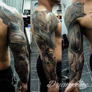 Niesamowite w swojej formie tatuaże-rękawy zajmują cała powierzchnię ramiona i przedramiona. Tworzą jednolitą zdobiącą ciało całość. Taki graficzny rękaw na skórze to tatuaż szczególnie ciekawy w przypadku aktywnych, silnych mężczyzn. 