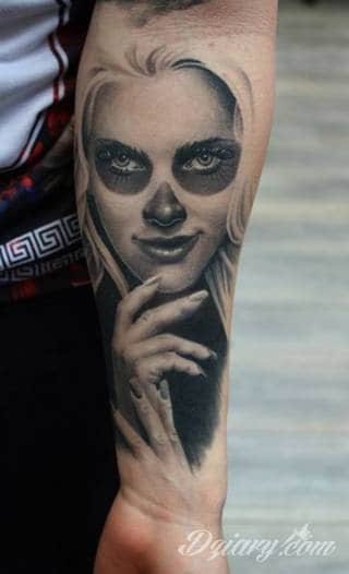 Niesamowite w swojej formie tatuaże-rękawy zajmują cała powierzchnię ramiona i przedramiona. Tworzą jednolitą zdobiącą ciało całość. Taki graficzny rękaw na skórze to tatuaż szczególnie ciekawy w przypadku aktywnych, silnych mężczyzn. 