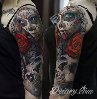 Niesamowite w swojej formie tatuaże-rękawy zajmują cała powierzchnię ramiona i przedramiona. Tworzą jednolitą zdobiącą ciało całość. Taki graficzny rękaw na skórze to tatuaż szczególnie ciekawy w przypadku aktywnych, silnych mężczyzn. 