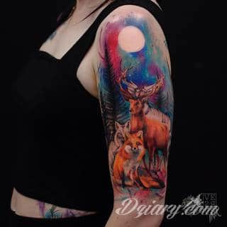 Niesamowite w swojej formie tatuaże-rękawy zajmują cała powierzchnię ramiona i przedramiona. Tworzą jednolitą zdobiącą ciało całość. Taki graficzny rękaw na skórze to tatuaż szczególnie ciekawy w przypadku aktywnych, silnych mężczyzn. 