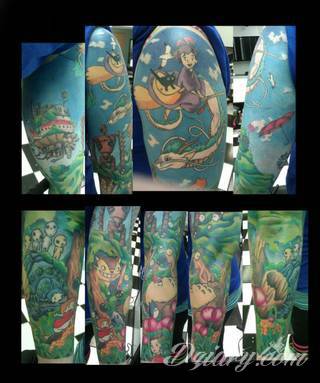 Niesamowite w swojej formie tatuaże-rękawy zajmują cała powierzchnię ramiona i przedramiona. Tworzą jednolitą zdobiącą ciało całość. Taki graficzny rękaw na skórze to tatuaż szczególnie ciekawy w przypadku aktywnych, silnych mężczyzn. 