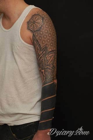 Niesamowite w swojej formie tatuaże-rękawy zajmują cała powierzchnię ramiona i przedramiona. Tworzą jednolitą zdobiącą ciało całość. Taki graficzny rękaw na skórze to tatuaż szczególnie ciekawy w przypadku aktywnych, silnych mężczyzn. 