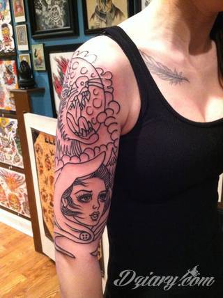 Niesamowite w swojej formie tatuaże-rękawy zajmują cała powierzchnię ramiona i przedramiona. Tworzą jednolitą zdobiącą ciało całość. Taki graficzny rękaw na skórze to tatuaż szczególnie ciekawy w przypadku aktywnych, silnych mężczyzn. 