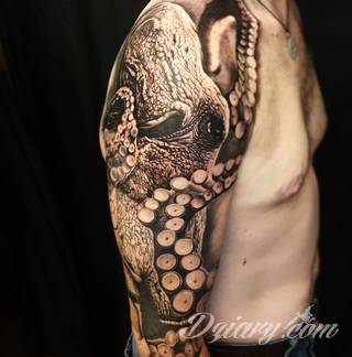 Niesamowite w swojej formie tatuaże-rękawy zajmują cała powierzchnię ramiona i przedramiona. Tworzą jednolitą zdobiącą ciało całość. Taki graficzny rękaw na skórze to tatuaż szczególnie ciekawy w przypadku aktywnych, silnych mężczyzn. 