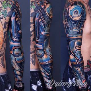 Niesamowite w swojej formie tatuaże-rękawy zajmują cała powierzchnię ramiona i przedramiona. Tworzą jednolitą zdobiącą ciało całość. Taki graficzny rękaw na skórze to tatuaż szczególnie ciekawy w przypadku aktywnych, silnych mężczyzn. 