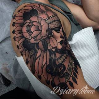 Niesamowite w swojej formie tatuaże-rękawy zajmują cała powierzchnię ramiona i przedramiona. Tworzą jednolitą zdobiącą ciało całość. Taki graficzny rękaw na skórze to tatuaż szczególnie ciekawy w przypadku aktywnych, silnych mężczyzn. 