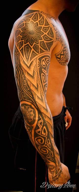 Niesamowite w swojej formie tatuaże-rękawy zajmują cała powierzchnię ramiona i przedramiona. Tworzą jednolitą zdobiącą ciało całość. Taki graficzny rękaw na skórze to tatuaż szczególnie ciekawy w przypadku aktywnych, silnych mężczyzn. 