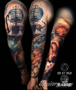 Niesamowite w swojej formie tatuaże-rękawy zajmują cała powierzchnię ramiona i przedramiona. Tworzą jednolitą zdobiącą ciało całość. Taki graficzny rękaw na skórze to tatuaż szczególnie ciekawy w przypadku aktywnych, silnych mężczyzn. 