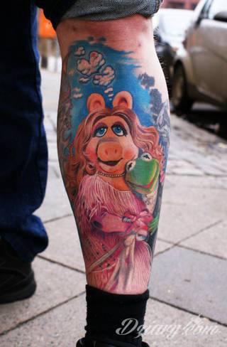 Niesamowite w swojej formie tatuaże-rękawy zajmują cała powierzchnię ramiona i przedramiona. Tworzą jednolitą zdobiącą ciało całość. Taki graficzny rękaw na skórze to tatuaż szczególnie ciekawy w przypadku aktywnych, silnych mężczyzn. 