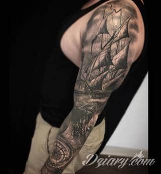 Niesamowite w swojej formie tatuaże-rękawy zajmują cała powierzchnię ramiona i przedramiona. Tworzą jednolitą zdobiącą ciało całość. Taki graficzny rękaw na skórze to tatuaż szczególnie ciekawy w przypadku aktywnych, silnych mężczyzn. 