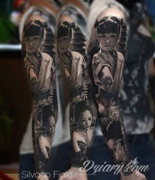 Niesamowite w swojej formie tatuaże-rękawy zajmują cała powierzchnię ramiona i przedramiona. Tworzą jednolitą zdobiącą ciało całość. Taki graficzny rękaw na skórze to tatuaż szczególnie ciekawy w przypadku aktywnych, silnych mężczyzn. 