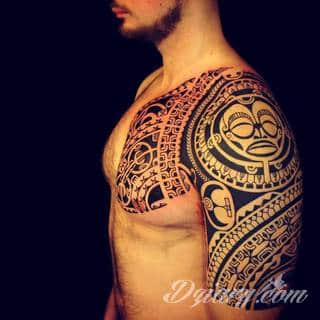 Niesamowite w swojej formie tatuaże-rękawy zajmują cała powierzchnię ramiona i przedramiona. Tworzą jednolitą zdobiącą ciało całość. Taki graficzny rękaw na skórze to tatuaż szczególnie ciekawy w przypadku aktywnych, silnych mężczyzn. 