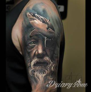 Niesamowite w swojej formie tatuaże-rękawy zajmują cała powierzchnię ramiona i przedramiona. Tworzą jednolitą zdobiącą ciało całość. Taki graficzny rękaw na skórze to tatuaż szczególnie ciekawy w przypadku aktywnych, silnych mężczyzn. 