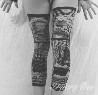 Niesamowite w swojej formie tatuaże-rękawy zajmują cała powierzchnię ramiona i przedramiona. Tworzą jednolitą zdobiącą ciało całość. Taki graficzny rękaw na skórze to tatuaż szczególnie ciekawy w przypadku aktywnych, silnych mężczyzn. 