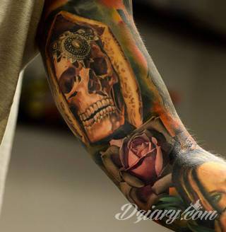 Niesamowite w swojej formie tatuaże-rękawy zajmują cała powierzchnię ramiona i przedramiona. Tworzą jednolitą zdobiącą ciało całość. Taki graficzny rękaw na skórze to tatuaż szczególnie ciekawy w przypadku aktywnych, silnych mężczyzn. 