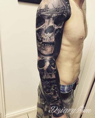 Niesamowite w swojej formie tatuaże-rękawy zajmują cała powierzchnię ramiona i przedramiona. Tworzą jednolitą zdobiącą ciało całość. Taki graficzny rękaw na skórze to tatuaż szczególnie ciekawy w przypadku aktywnych, silnych mężczyzn. 