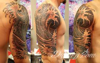 Niesamowite w swojej formie tatuaże-rękawy zajmują cała powierzchnię ramiona i przedramiona. Tworzą jednolitą zdobiącą ciało całość. Taki graficzny rękaw na skórze to tatuaż szczególnie ciekawy w przypadku aktywnych, silnych mężczyzn. 