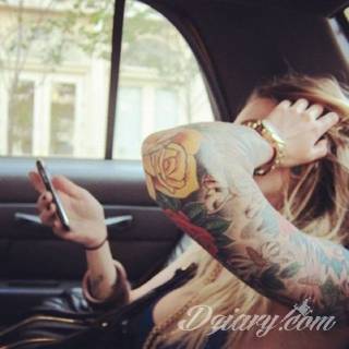 Niesamowite w swojej formie tatuaże-rękawy zajmują cała powierzchnię ramiona i przedramiona. Tworzą jednolitą zdobiącą ciało całość. Taki graficzny rękaw na skórze to tatuaż szczególnie ciekawy w przypadku aktywnych, silnych mężczyzn. 