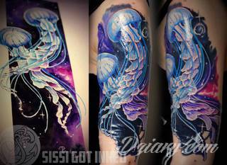 Niesamowite w swojej formie tatuaże-rękawy zajmują cała powierzchnię ramiona i przedramiona. Tworzą jednolitą zdobiącą ciało całość. Taki graficzny rękaw na skórze to tatuaż szczególnie ciekawy w przypadku aktywnych, silnych mężczyzn. 