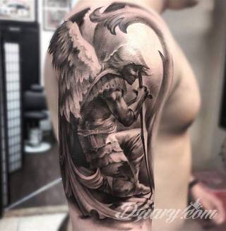 Niesamowite w swojej formie tatuaże-rękawy zajmują cała powierzchnię ramiona i przedramiona. Tworzą jednolitą zdobiącą ciało całość. Taki graficzny rękaw na skórze to tatuaż szczególnie ciekawy w przypadku aktywnych, silnych mężczyzn. 