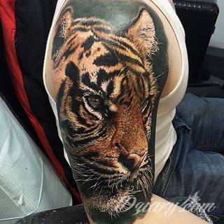 Niesamowite w swojej formie tatuaże-rękawy zajmują cała powierzchnię ramiona i przedramiona. Tworzą jednolitą zdobiącą ciało całość. Taki graficzny rękaw na skórze to tatuaż szczególnie ciekawy w przypadku aktywnych, silnych mężczyzn. 