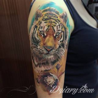 Niesamowite w swojej formie tatuaże-rękawy zajmują cała powierzchnię ramiona i przedramiona. Tworzą jednolitą zdobiącą ciało całość. Taki graficzny rękaw na skórze to tatuaż szczególnie ciekawy w przypadku aktywnych, silnych mężczyzn. 