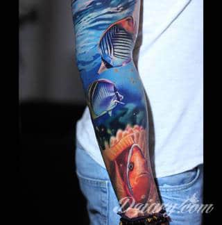 Niesamowite w swojej formie tatuaże-rękawy zajmują cała powierzchnię ramiona i przedramiona. Tworzą jednolitą zdobiącą ciało całość. Taki graficzny rękaw na skórze to tatuaż szczególnie ciekawy w przypadku aktywnych, silnych mężczyzn. 