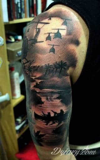 Niesamowite w swojej formie tatuaże-rękawy zajmują cała powierzchnię ramiona i przedramiona. Tworzą jednolitą zdobiącą ciało całość. Taki graficzny rękaw na skórze to tatuaż szczególnie ciekawy w przypadku aktywnych, silnych mężczyzn. 