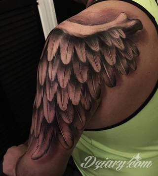 Niesamowite w swojej formie tatuaże-rękawy zajmują cała powierzchnię ramiona i przedramiona. Tworzą jednolitą zdobiącą ciało całość. Taki graficzny rękaw na skórze to tatuaż szczególnie ciekawy w przypadku aktywnych, silnych mężczyzn. 