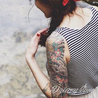 Niesamowite w swojej formie tatuaże-rękawy zajmują cała powierzchnię ramiona i przedramiona. Tworzą jednolitą zdobiącą ciało całość. Taki graficzny rękaw na skórze to tatuaż szczególnie ciekawy w przypadku aktywnych, silnych mężczyzn. 