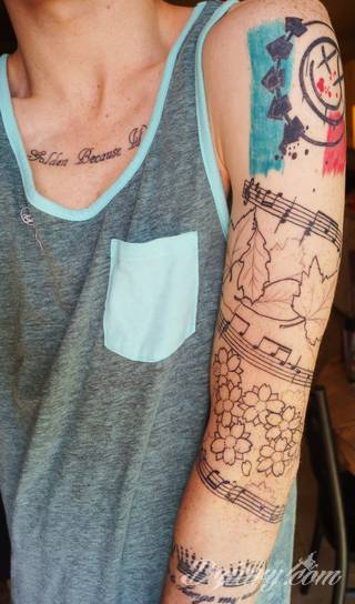 Niesamowite w swojej formie tatuaże-rękawy zajmują cała powierzchnię ramiona i przedramiona. Tworzą jednolitą zdobiącą ciało całość. Taki graficzny rękaw na skórze to tatuaż szczególnie ciekawy w przypadku aktywnych, silnych mężczyzn. 