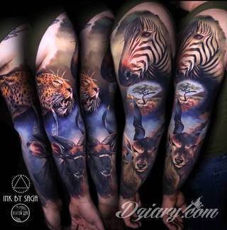 Niesamowite w swojej formie tatuaże-rękawy zajmują cała powierzchnię ramiona i przedramiona. Tworzą jednolitą zdobiącą ciało całość. Taki graficzny rękaw na skórze to tatuaż szczególnie ciekawy w przypadku aktywnych, silnych mężczyzn. 