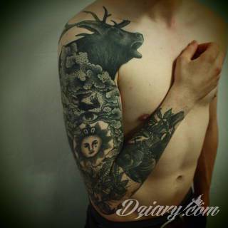 Niesamowite w swojej formie tatuaże-rękawy zajmują cała powierzchnię ramiona i przedramiona. Tworzą jednolitą zdobiącą ciało całość. Taki graficzny rękaw na skórze to tatuaż szczególnie ciekawy w przypadku aktywnych, silnych mężczyzn. 