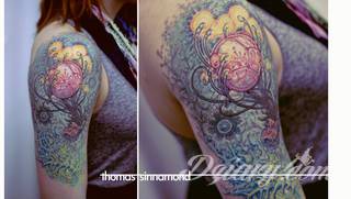 Niesamowite w swojej formie tatuaże-rękawy zajmują cała powierzchnię ramiona i przedramiona. Tworzą jednolitą zdobiącą ciało całość. Taki graficzny rękaw na skórze to tatuaż szczególnie ciekawy w przypadku aktywnych, silnych mężczyzn. 