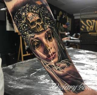 Niesamowite w swojej formie tatuaże-rękawy zajmują cała powierzchnię ramiona i przedramiona. Tworzą jednolitą zdobiącą ciało całość. Taki graficzny rękaw na skórze to tatuaż szczególnie ciekawy w przypadku aktywnych, silnych mężczyzn. 