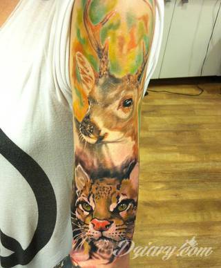 Niesamowite w swojej formie tatuaże-rękawy zajmują cała powierzchnię ramiona i przedramiona. Tworzą jednolitą zdobiącą ciało całość. Taki graficzny rękaw na skórze to tatuaż szczególnie ciekawy w przypadku aktywnych, silnych mężczyzn. 