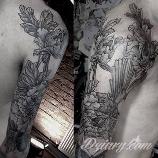 Niesamowite w swojej formie tatuaże-rękawy zajmują cała powierzchnię ramiona i przedramiona. Tworzą jednolitą zdobiącą ciało całość. Taki graficzny rękaw na skórze to tatuaż szczególnie ciekawy w przypadku aktywnych, silnych mężczyzn. 