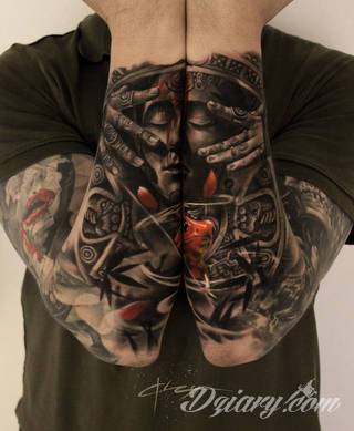 Niesamowite w swojej formie tatuaże-rękawy zajmują cała powierzchnię ramiona i przedramiona. Tworzą jednolitą zdobiącą ciało całość. Taki graficzny rękaw na skórze to tatuaż szczególnie ciekawy w przypadku aktywnych, silnych mężczyzn. 