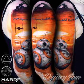 Niesamowite w swojej formie tatuaże-rękawy zajmują cała powierzchnię ramiona i przedramiona. Tworzą jednolitą zdobiącą ciało całość. Taki graficzny rękaw na skórze to tatuaż szczególnie ciekawy w przypadku aktywnych, silnych mężczyzn. 