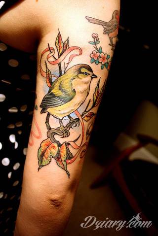 Niesamowite w swojej formie tatuaże-rękawy zajmują cała powierzchnię ramiona i przedramiona. Tworzą jednolitą zdobiącą ciało całość. Taki graficzny rękaw na skórze to tatuaż szczególnie ciekawy w przypadku aktywnych, silnych mężczyzn. 