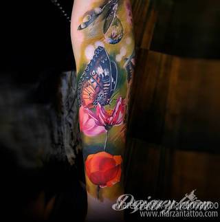 Niesamowite w swojej formie tatuaże-rękawy zajmują cała powierzchnię ramiona i przedramiona. Tworzą jednolitą zdobiącą ciało całość. Taki graficzny rękaw na skórze to tatuaż szczególnie ciekawy w przypadku aktywnych, silnych mężczyzn. 