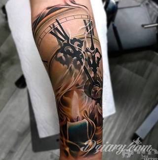 Niesamowite w swojej formie tatuaże-rękawy zajmują cała powierzchnię ramiona i przedramiona. Tworzą jednolitą zdobiącą ciało całość. Taki graficzny rękaw na skórze to tatuaż szczególnie ciekawy w przypadku aktywnych, silnych mężczyzn. 