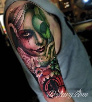 Niesamowite w swojej formie tatuaże-rękawy zajmują cała powierzchnię ramiona i przedramiona. Tworzą jednolitą zdobiącą ciało całość. Taki graficzny rękaw na skórze to tatuaż szczególnie ciekawy w przypadku aktywnych, silnych mężczyzn. 