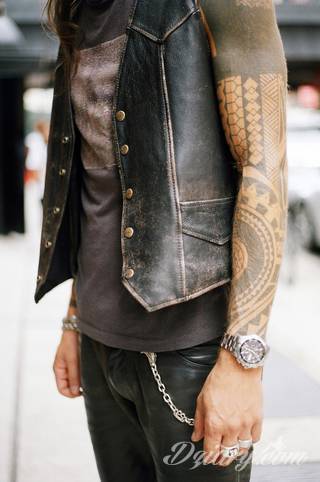 Niesamowite w swojej formie tatuaże-rękawy zajmują cała powierzchnię ramiona i przedramiona. Tworzą jednolitą zdobiącą ciało całość. Taki graficzny rękaw na skórze to tatuaż szczególnie ciekawy w przypadku aktywnych, silnych mężczyzn. 