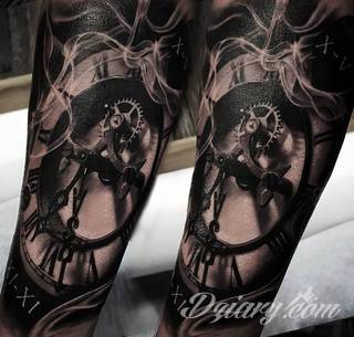 Niesamowite w swojej formie tatuaże-rękawy zajmują cała powierzchnię ramiona i przedramiona. Tworzą jednolitą zdobiącą ciało całość. Taki graficzny rękaw na skórze to tatuaż szczególnie ciekawy w przypadku aktywnych, silnych mężczyzn. 